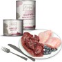 Mjamjam Katzen-Nassfutter Herzhaftes Wild & Kaninchen mit Heidelbeeren, 200g Dosen und Teller mit Zutaten.