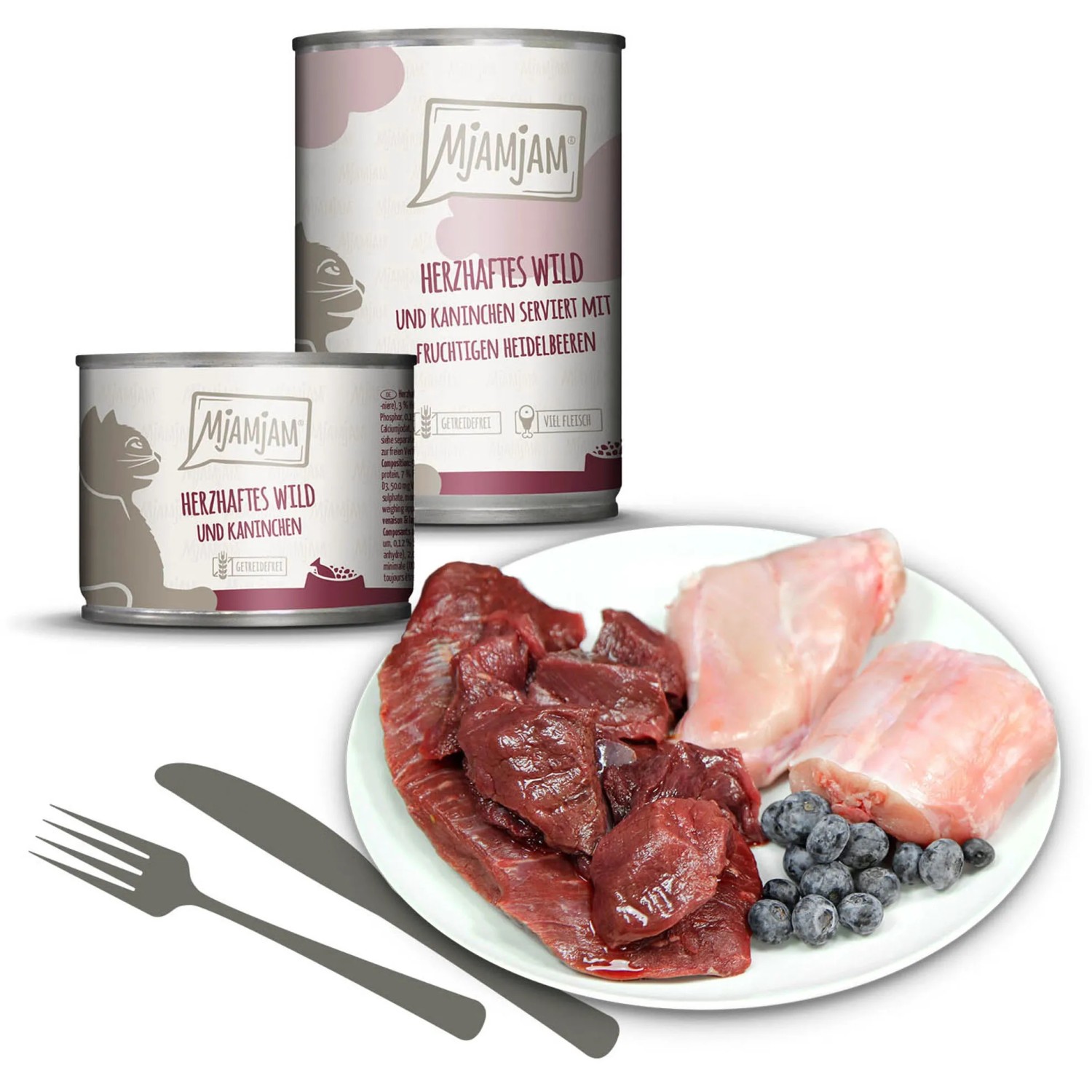Mjamjam Katzen-Nassfutter Herzhaftes Wild & Kaninchen mit Heidelbeeren, 200g Dosen und Teller mit Zutaten.
