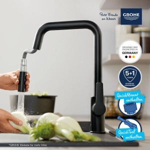 Schwarze Grohe Einhand-Spültischbatterie mit Brause beim Gemüse putzen.
