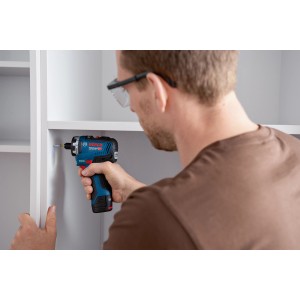 Bosch Professional GSR 12V-35 Akku-Schlagbohrschrauber im Einsatz beim Schrauben in ein Regal.