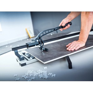 LUX Fliesenschneider FSM-1000 Professional beim Fliesenzuschnitt.