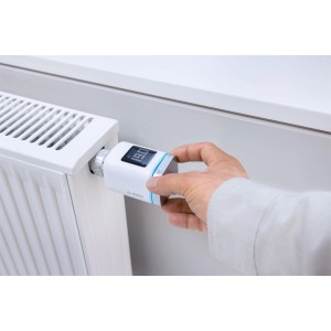 Bosch Smart Home Heizkörperthermostat II wird an Heizung montiert.