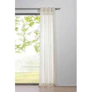 Blickdichter, ecrufarbener Schlaufenschal (300x135 cm) von mydeco vor Fenster.