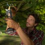 Worx Astschere WG330E.9: Mann schneidet Ast mit Akku-Astschere im Garten.