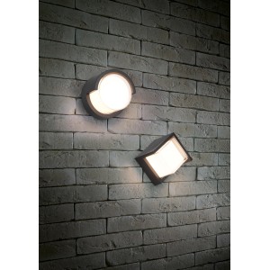 Zwei moderne, mattschwarze Reality LED-Außenwandleuchten Puno an einer Backsteinwand.