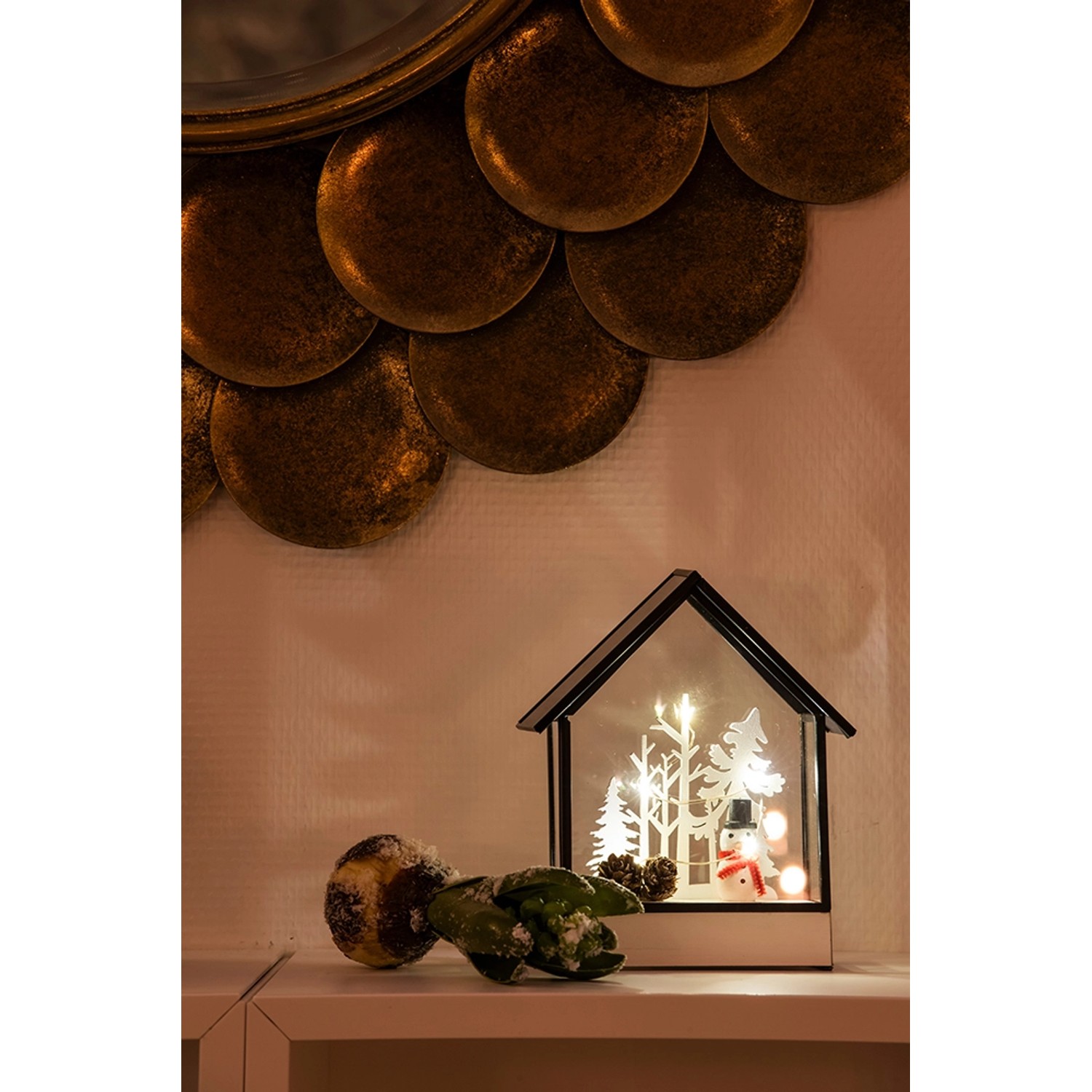 Konstsmide LED-Glashaus Schneemann-Winterszenerie mit warmweißen Dioden als Deko-Element.