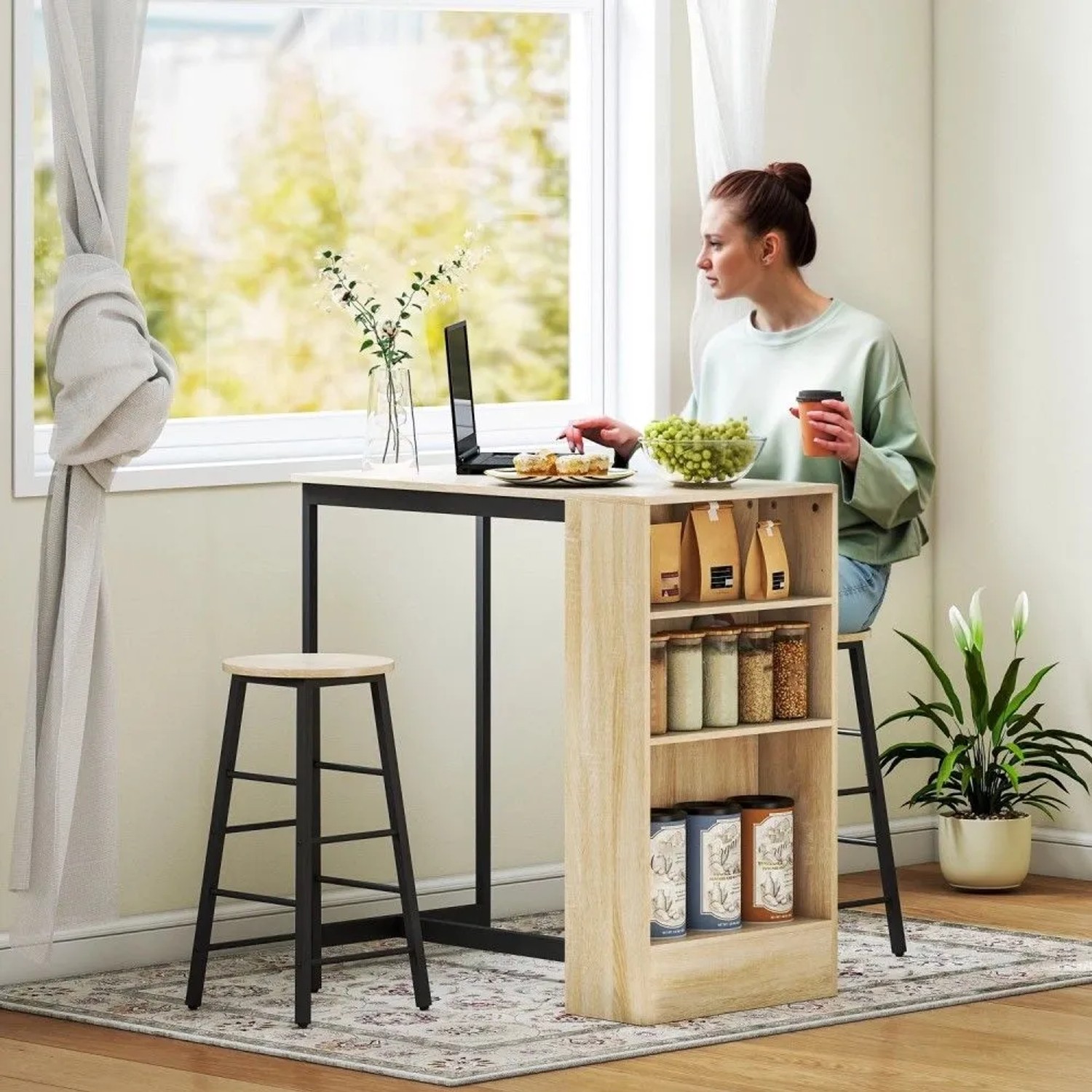 HOMCOM Bartisch Set Eiche-Optik mit schwarzem Metallgestell, 2 Barhockern und integriertem Regal für Küche/Esszimmer.