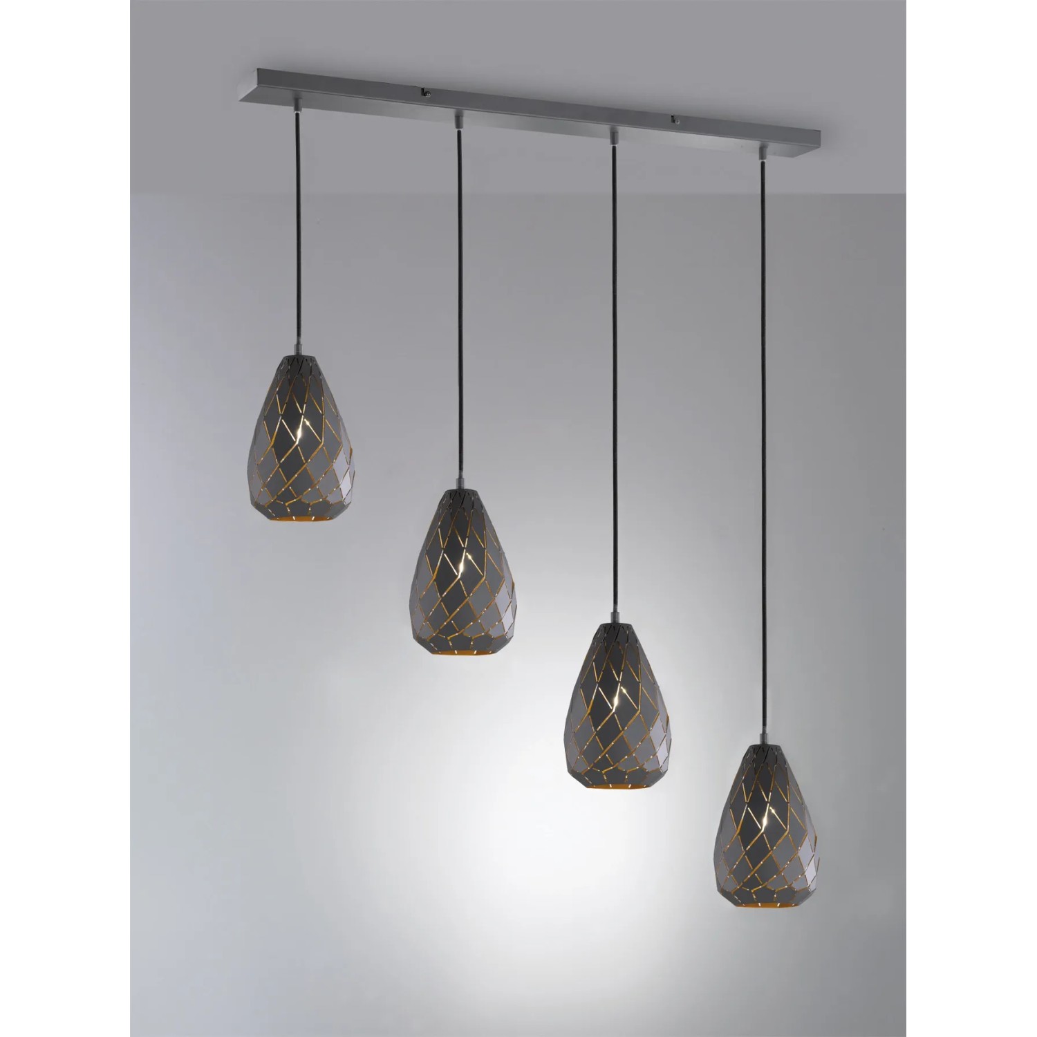 Anthrazitfarbene Trio Deckenlampe Onyx, 4-flammig mit goldfarbener Innenseite.