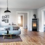 Fireplace Samba Kaminofen Speckstein, schwarz, 6 kW im Wohnraum mit brennendem Feuer.