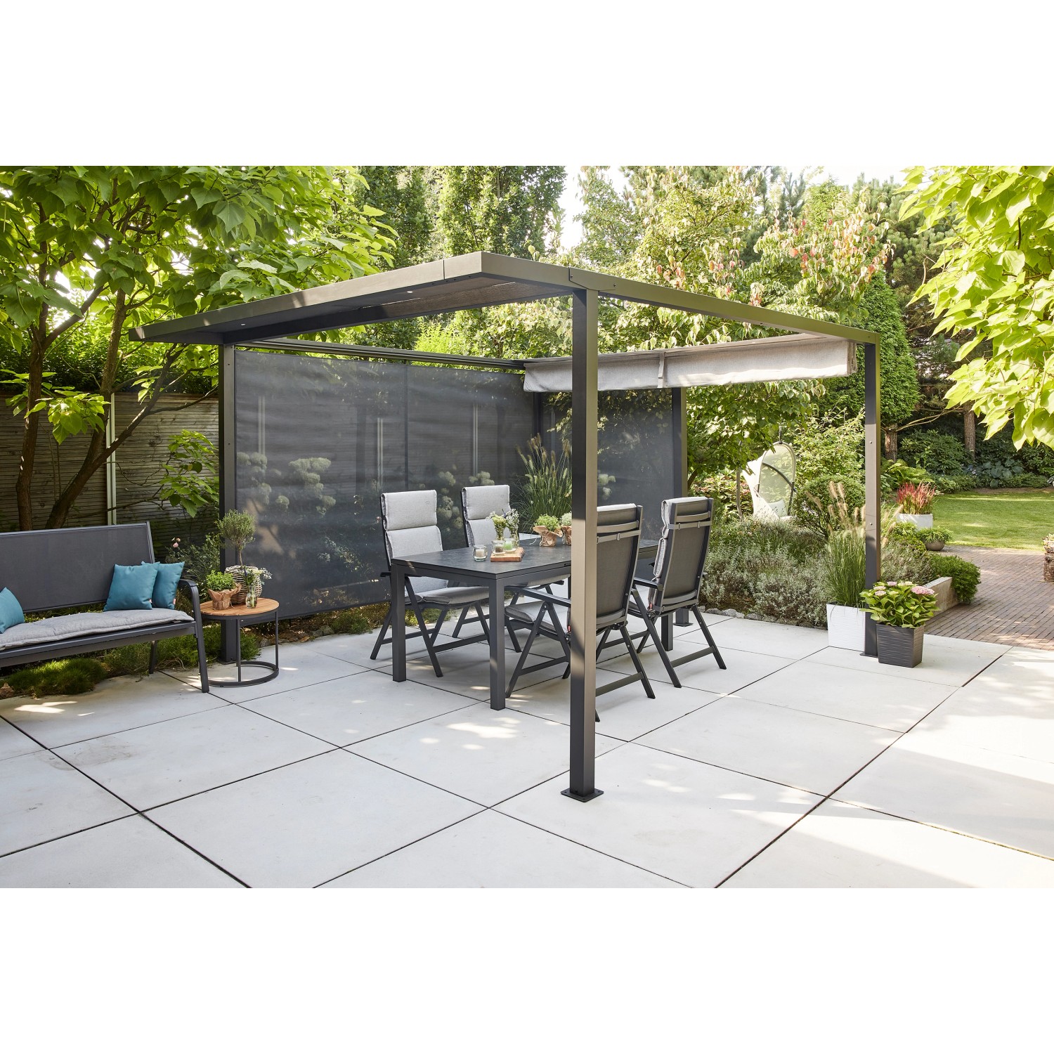 Siena Garden Pergola Schattenmanufaktur, anthrazitfarben, mit Tisch und Stühlen im Garten.