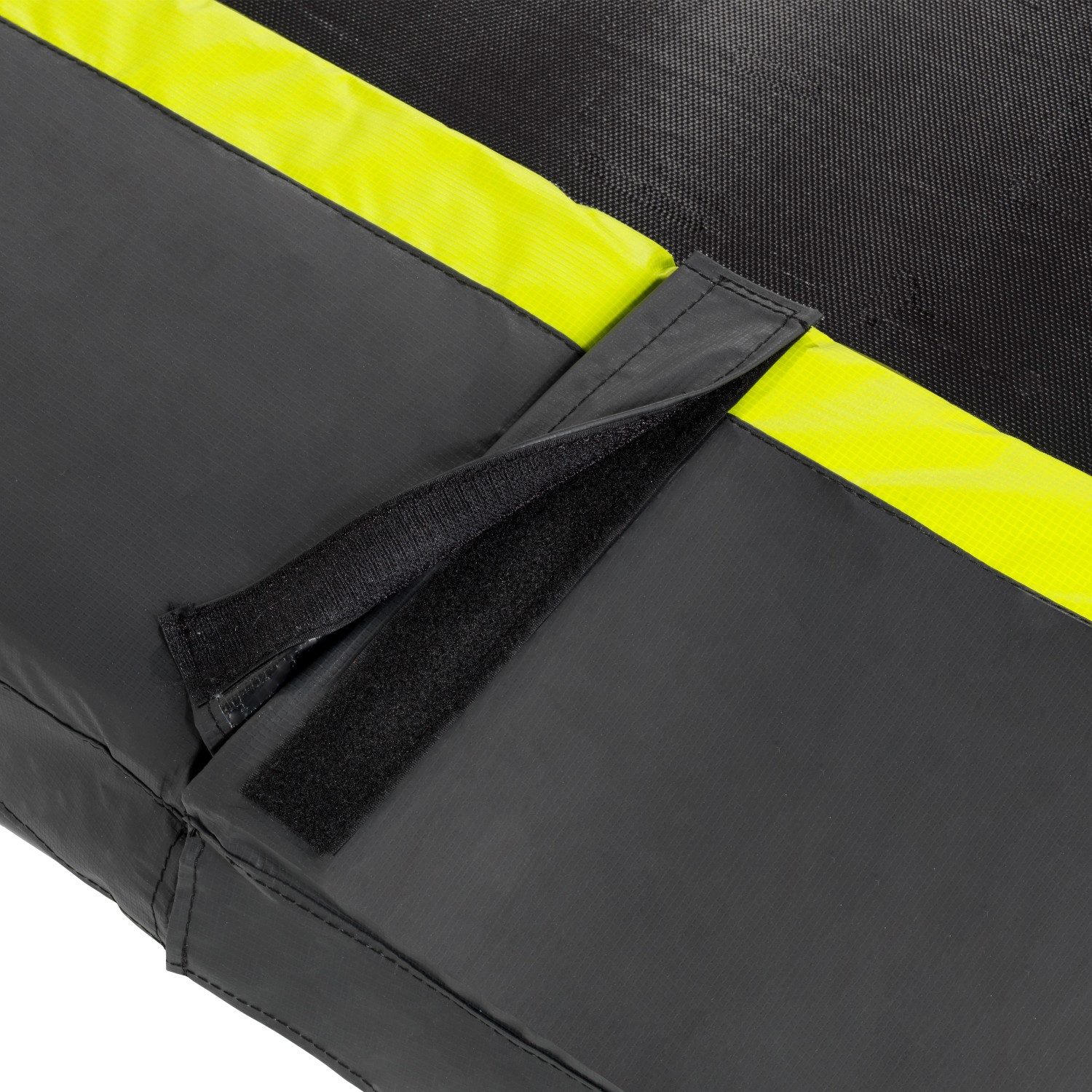 Detailaufnahme: Schwarzes EXIT Silhouette Bodentrampolin mit gelbem Rand und Klettverschluss.