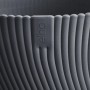 Detailaufnahme: Schwarzer Elho Blumentopf Sereh mit feiner Rippenstruktur und Logo.