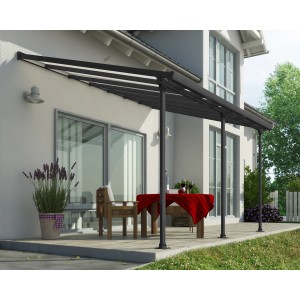 Anthrazitfarbene Palram Canopia Terrassenüberdachung Feria 4x4.2 am Haus mit Tisch und Stühlen.