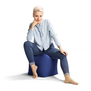 Frau sitzt auf dunkelblauem Sitting Point Hocker (60 l).