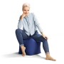 Frau sitzt auf dunkelblauem Sitting Point Hocker (60 l).