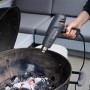 Steinel Heißluftgebläse HM 1620 S beim Anzünden eines Grills mit Holzkohle.