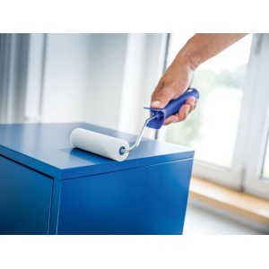 LUX Schaumroller 11 cm in Weiß beim Lackieren einer blauen Oberfläche.