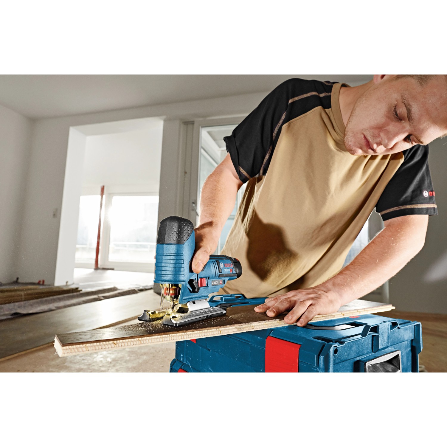 Bosch Professional Akku-Stichsäge GST 12 V-70 in Aktion beim Sägen eines Holzbretts.