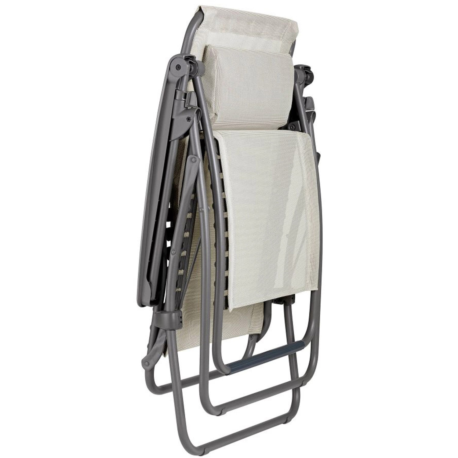 Zusammengeklappter Lafuma Relaxsessel RSXA CLIP Batyline® Seigle II, Gartenstuhl mit grauem Gestell und beigem Bezug.