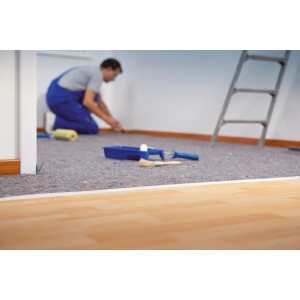 Graues LUX Abdeckvlies 1x50m schützt den Boden bei Malerarbeiten im Innenraum.