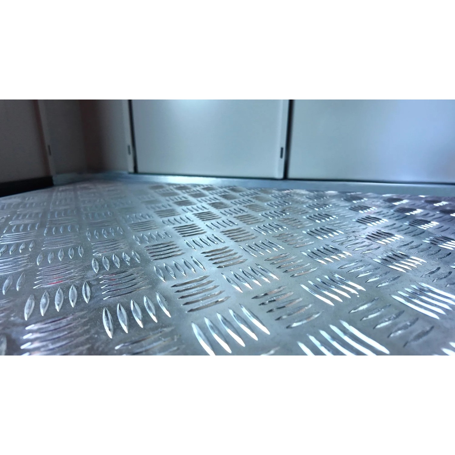 Weka Aluminium-Riffelblechboden Gary für Metall-Gerätehaus, 236,9x186,8 cm, geriffelte Oberfläche.