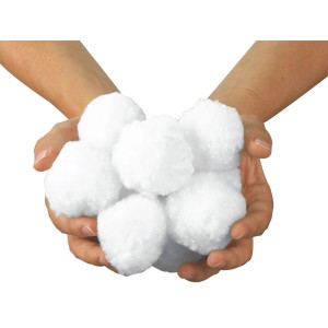 Hände halten Steinbach Pool Filterbälle, weiße Filterkugeln für Sandfilteranlagen.