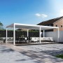 Weiße Weide Deluxe Plus Aluminium-Pergola mit verstellbarem Lamellendach schützt Ess- und Lounge-Bereich auf der Terrasse.