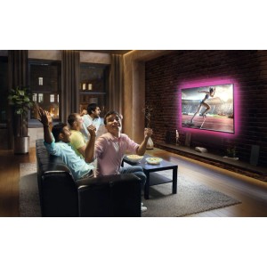 Osram LED-Streifen als TV Moodlight: Lila RGB-Beleuchtung hinter Fernseher im Wohnzimmer, Männer jubeln.