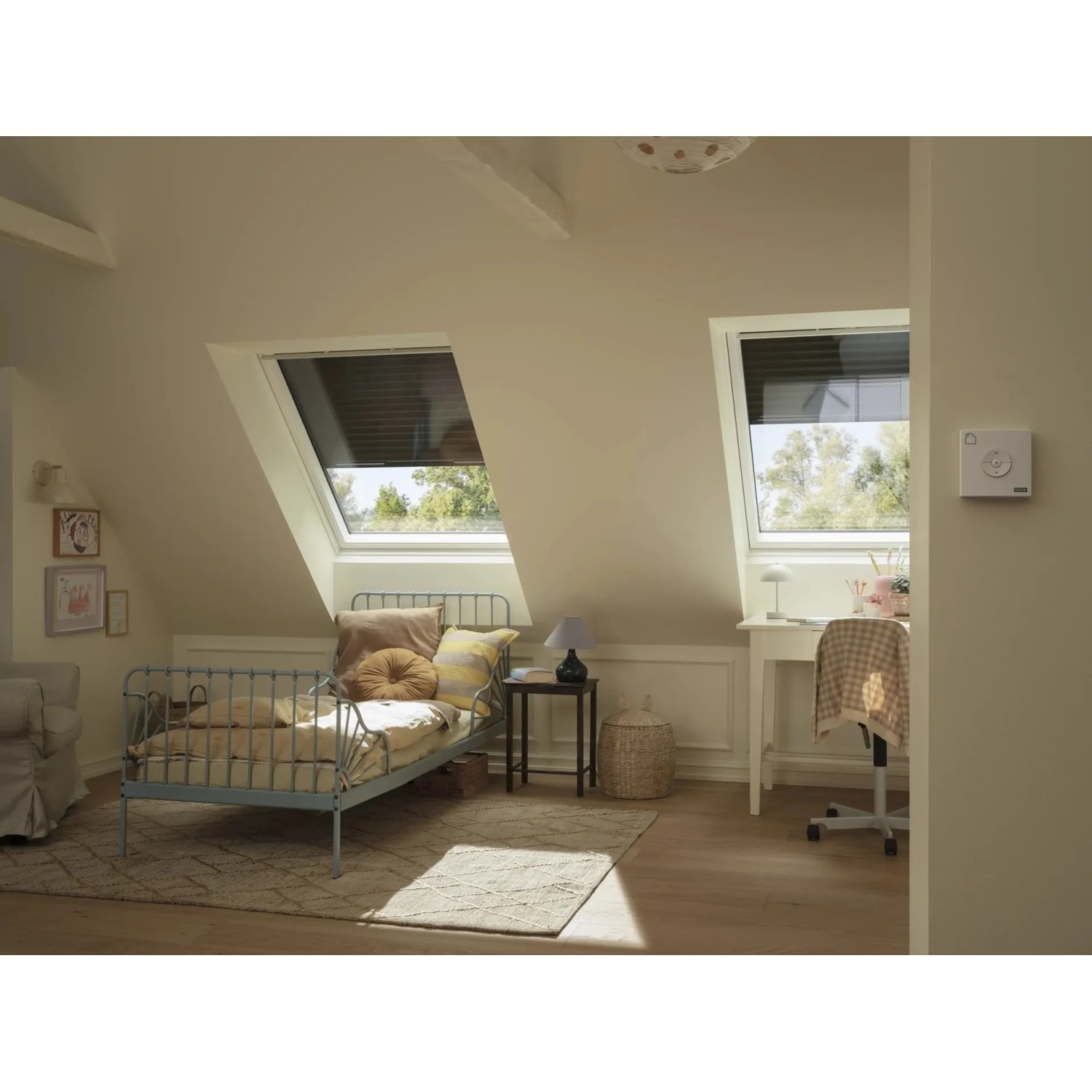 Zwei Dachfenster mit geschlossenem Velux Solar-Rollladen in Alu in einem Kinderzimmer.