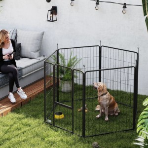 PawHut Welpenauslauf aus schwarzem Stahl auf Rasen mit Hund. Modulares Freilaufgehege für sicheres Spielen im Garten.