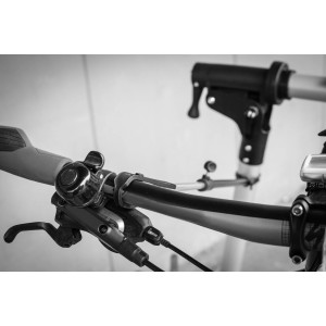 Detailaufnahme: Fahrradlenker im Eufab Montageständer für E-Bikes.