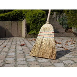 Reisstrohbesen mit Holzstiel und roten/blauen Zierstreifen zum Reinigen von Wegen und Terrassen.