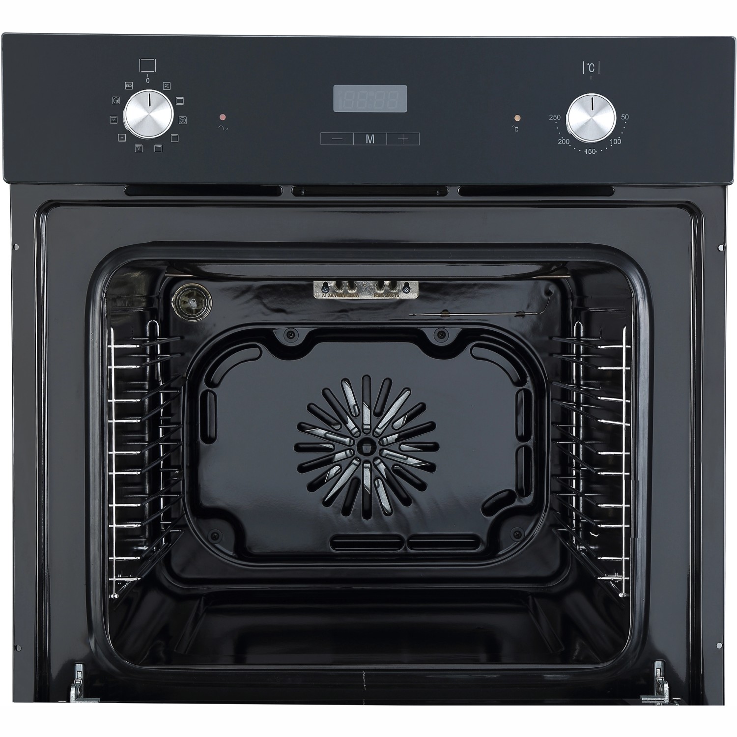 Innenansicht des schwarzen Respekta Backofens aus dem Herdset Joel + Fynn.