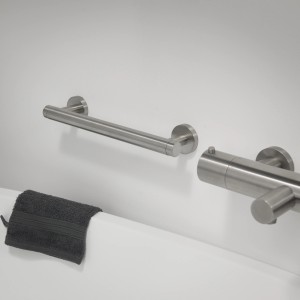 Tiger Badewannengriff Boston aus gebürstetem Edelstahl, inklusive Montage-Zubehör.