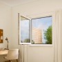 Offenes Fenster mit montiertem, weißen tesa® Insect Stop Fliegengitter.