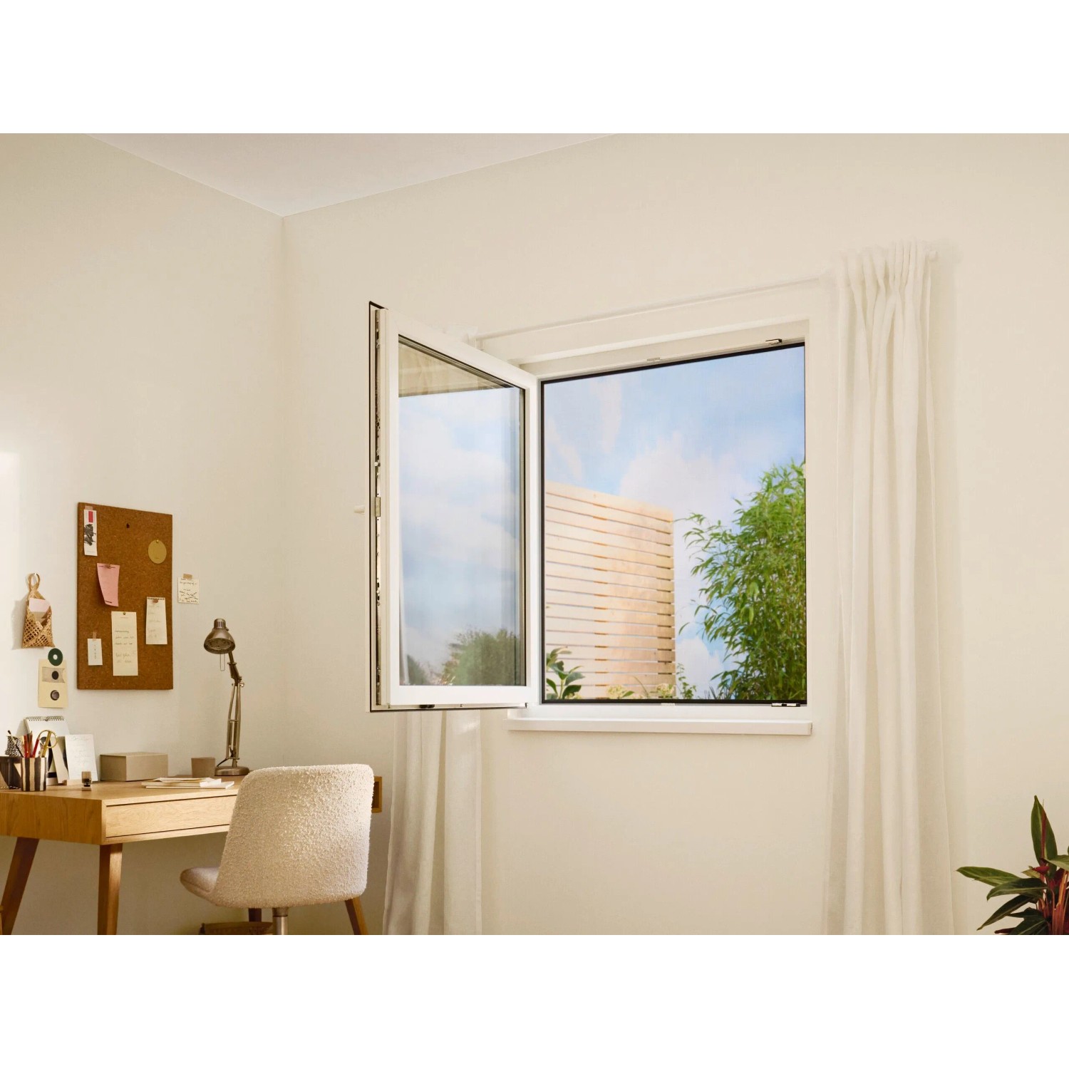 Offenes Fenster mit montiertem, weißen tesa® Insect Stop Fliegengitter.