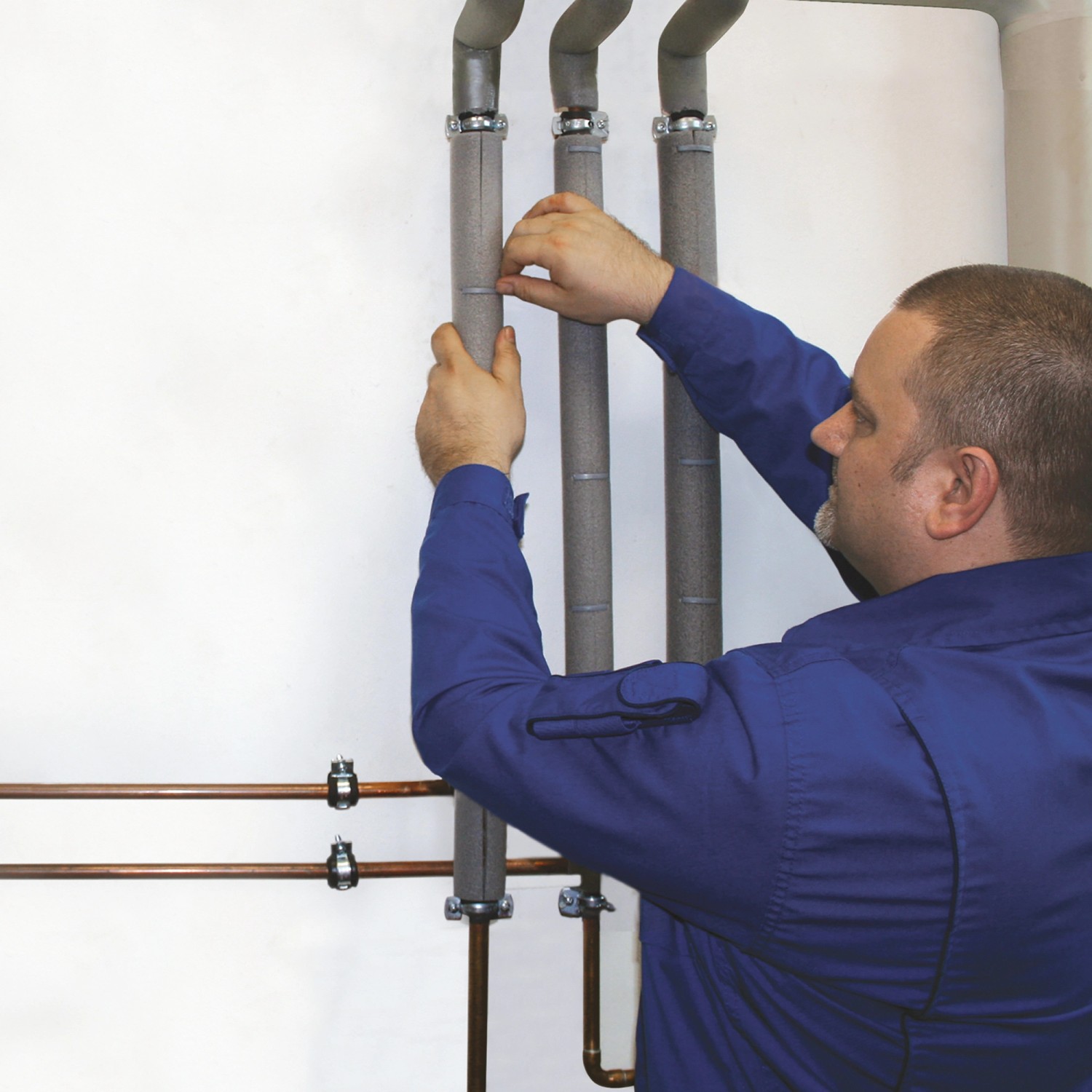 Montage der Climapor Rohrisolierung PE 15-13 an Heizungsrohren.