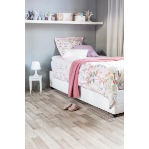 Beige PVC-Bodenbelag Bingo Classic Wood Camargue 504 in einem Schlafzimmer mit Bett und Nachttisch.