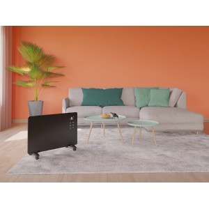 Schwarzer Glaspanel-Heizer 2000 W im Wohnraum, elektrische Heizung mit Touchpad und Fernbedienung.