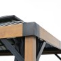 Detailansicht des Sojag Pavillon Fontana mit Holzoptik und Moskitonetz.