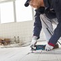 Bosch Professional GOP 55-36 Multicutter im Einsatz beim Fliesenschneiden.