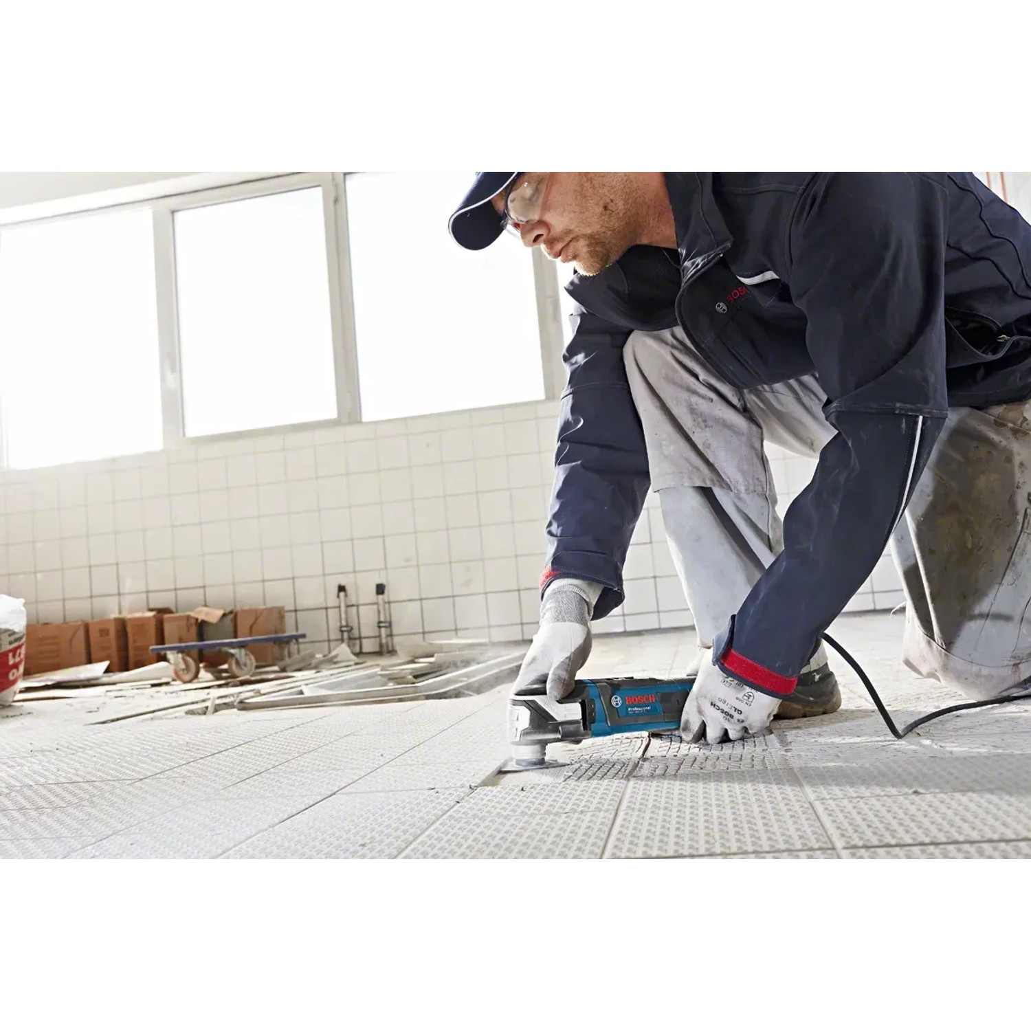 Bosch Professional GOP 55-36 Multicutter im Einsatz beim Fliesenschneiden.