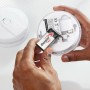 Energizer 9V Batterie wird in einen Rauchmelder eingesetzt.