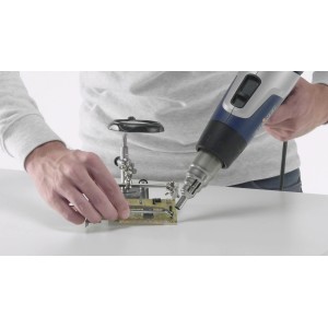 Steinel Heißluftgebläse HL 2020 E in Nutzung beim Löten einer Platine.