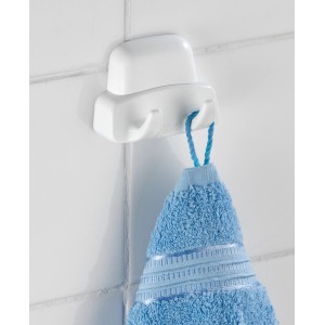 Wenko Wandhaken Duo Pure, weißer Doppelhaken mit blauem Handtuch an weißer Wand.