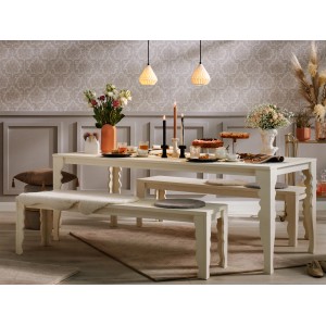 Dekorativer Esstisch mit Kerzenhaltern und Bänken im Modern Antique Stil.