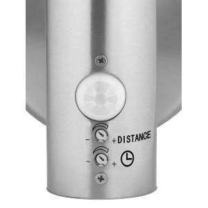 Detailaufnahme: Silberne LED-Außenwandleuchte Tutino mit Bewegungsmelder und Einstellungsregler.