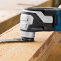 Bosch Professional GOP 55-36 Multicutter im Einsatz beim Sägen von Holz.