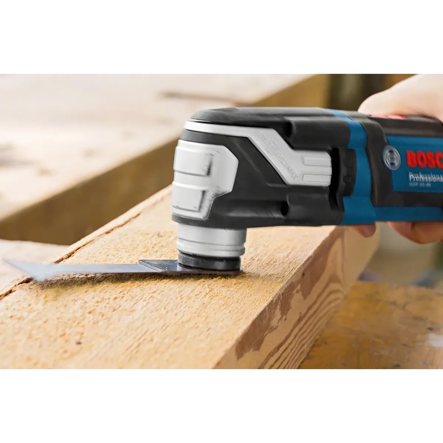 Bosch Professional GOP 55-36 Multicutter im Einsatz beim Sägen von Holz.