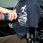 Anwendung: Nigrin Cockpit-Spray Vanille auf Tuch sprühen zur Autopflege und Reinigung.